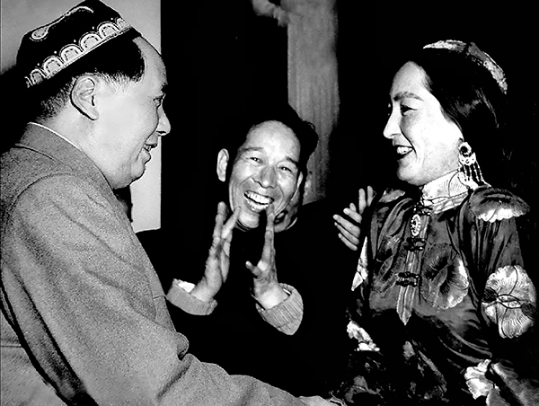 毛澤東主席接見時任校長康巴爾汗·艾買提